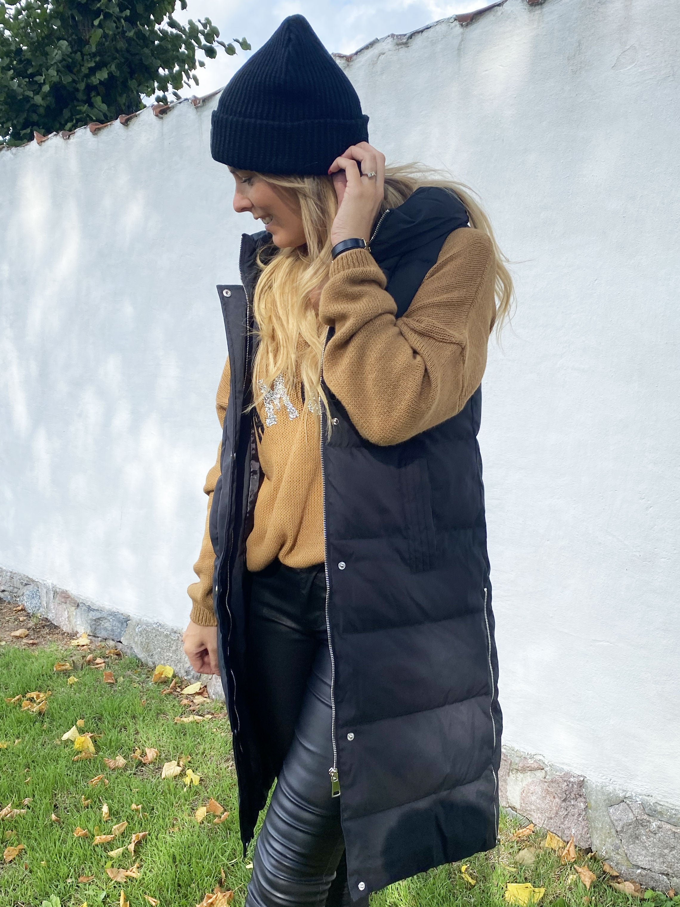 Xenia - Lång quiltad väst med huva